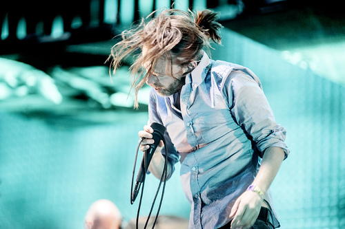一张拍摄于2012年Radiohead巡演中Thom在Coachella音乐节上使用这支麦克风的照片。