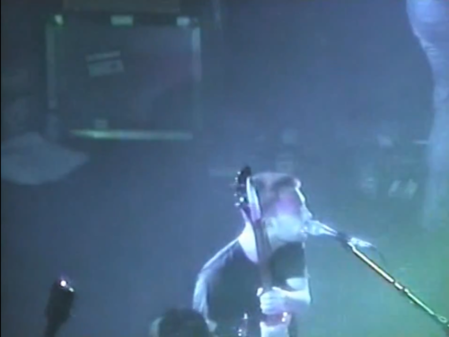 Thom在2000年多伦多表演The Bends的中途更换吉他的照片。请注意画面左侧1号Rickenbacker的琴头。