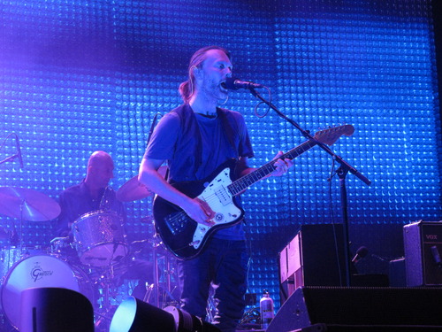 Thom在2012年演奏这把吉他（来源）