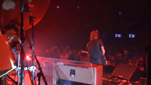 在Atoms for Peace 2013年巡演的一张照片。除了这台AC30的身影，我们还可以看到为了给鼓隔音的塑料板。