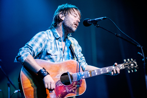 Thom在2010年Radiohead的Haiti Benefit Show上弹奏Gibson Hummingbird的照片。（来源）