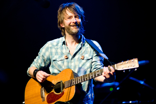 Thom在2010年的Radiohead’s Haiti Benefit Show上演奏这把吉他的照片。（来源）