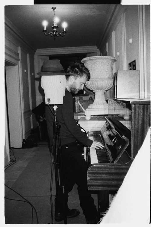 Thom在In Rainbows录制期间弹奏这台Young Chang钢琴。（原文你逗我你告诉我这是Jonny？？？）