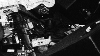 Thom在2006年录音期间的效果器板。照片的右侧可以看到被遮住部分的Holy Grail。