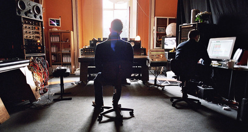 专辑In Rainbows录音/混音期间的照片，Machinedrum 出现在Thom左侧的凳子上。