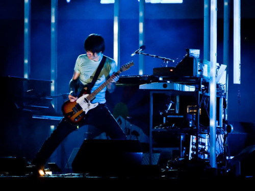 -在Radiohead一场演唱会上表演进行中的Jonny，很有可能他正在展示他的双踩技巧（一次踩两块效果器）-