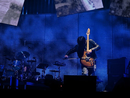 Jonny在现场表演Pyramid Song的时候用大提琴琴弓演奏这把Fender Starcaster（Flickr）