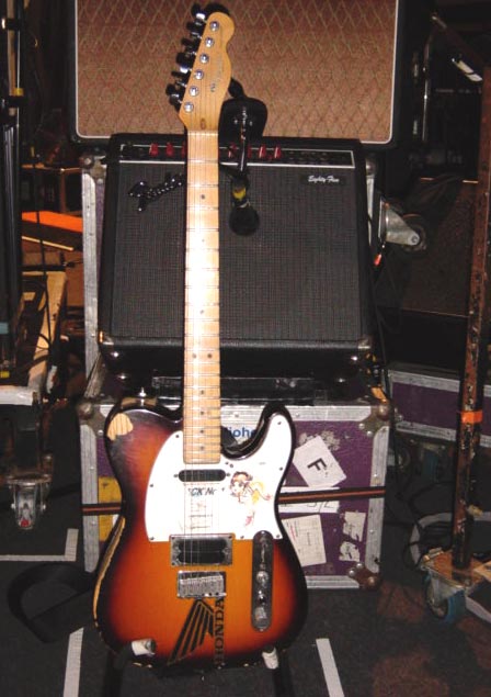 Jonny标志性的Telecaster Plus，和琴后面Fender Eighty-Five音箱，底下是Vox AC30.