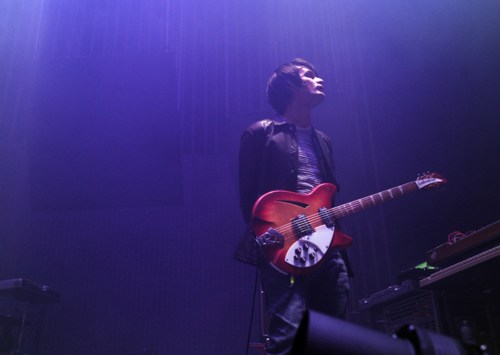  Jonny挂着这把Rickenbacker站在舞台上，摄于2012年。