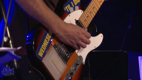 Jonny在2012 ACO Underground表演Electric Counterpoint时这张琴的照片。