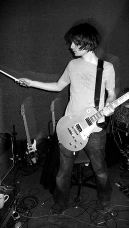  Jonny和他的Les Paul Standard。这张照片被发在Dead Air Space上，也是这把吉他的首次现身。